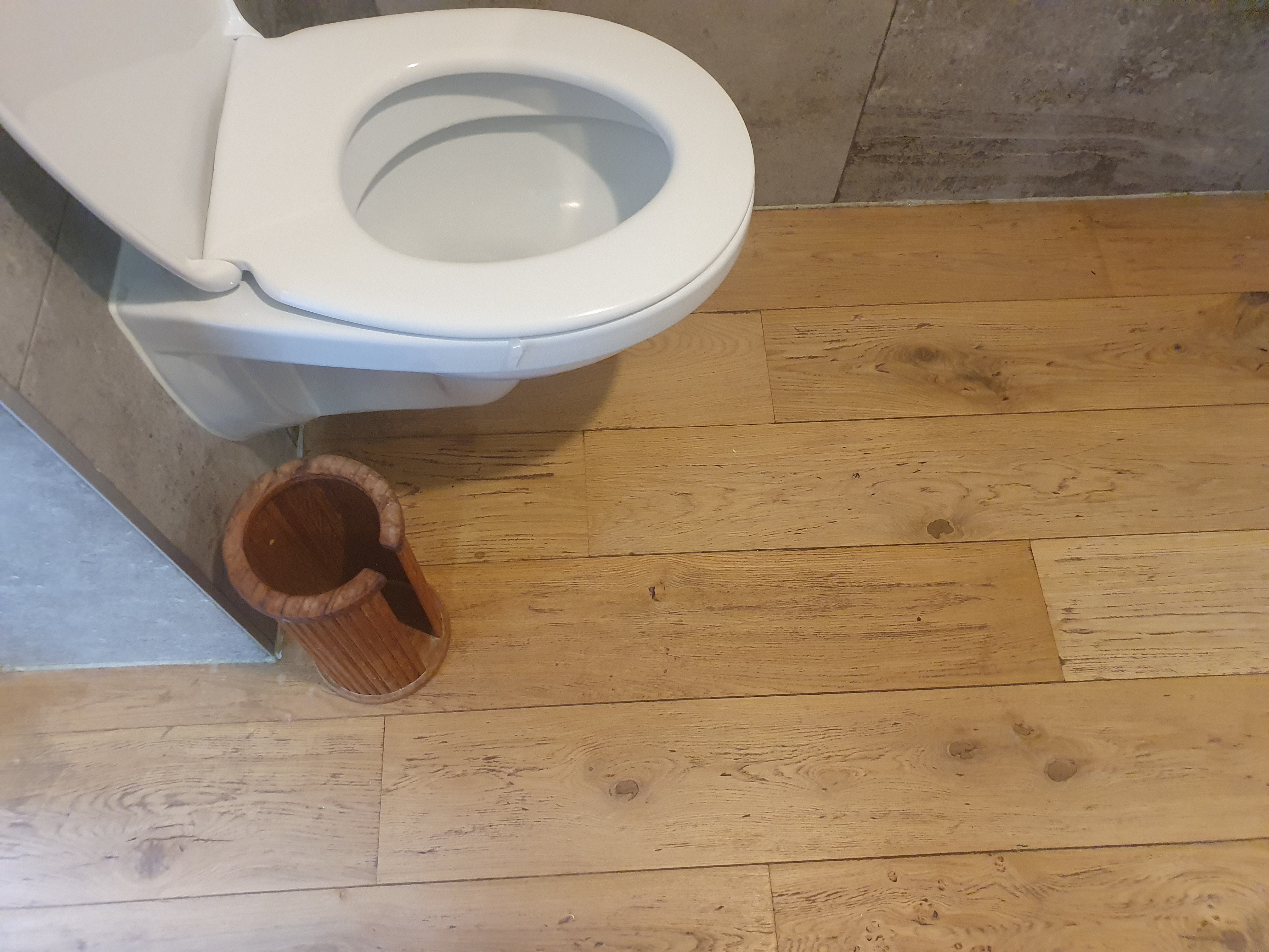 Houten vloer in badkamer, de Vloerderij weet raad, want als je het goed aanpakt is een houten vloer in een badkamer super te doen.